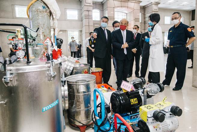 行政院长苏贞昌（红色口罩者）回应体育署长请辞，表示赛后一定追究责任。(图为苏贞昌今日视察喵喵咖啡包照/郭吉铨摄)