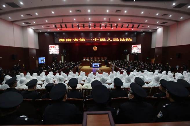 海南省第一中级人民法院一审宣判海口首恶涉黑案件一干144名被告。（海南特区报）