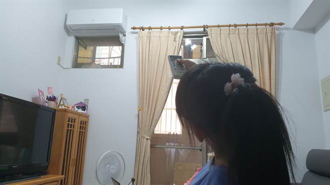 小朋友和家长在家防疫，每天冷气吹不停。（图/1111人力银行提供）