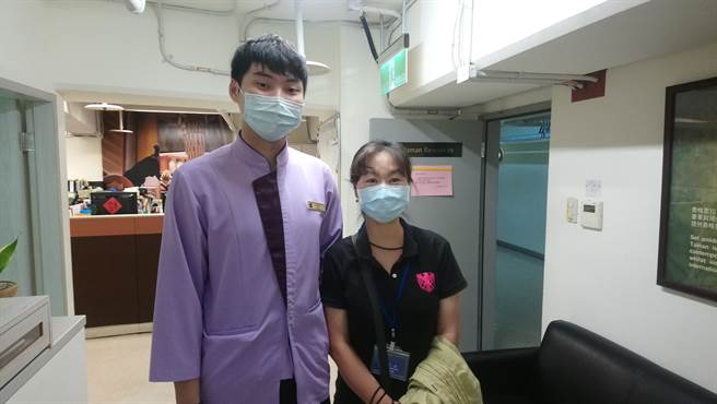 崑山科大李若豪(左)于实习期间结束后获得单位主管提名，进一步票选为本届杰出实习生。（图/崑山科大提供）