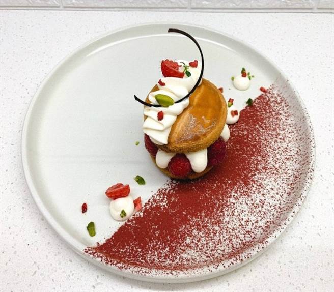 弘光科大餐旅系学生参加国际美食线上赛盘式点心夺金。（图/弘光科大提供）