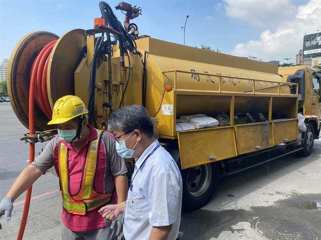 因应台湾将袭台，为避免酿灾，台中市环保局清疏456处易堵塞积水路段。(环保局提供／林欣仪台中传真)