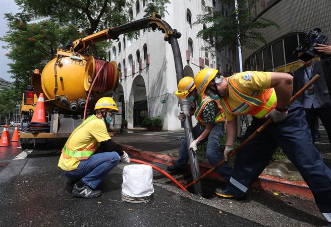 烟花颱风逐渐逼近北台湾，为因应颱风可能挟带的豪雨，台北市环保局全员严阵以待，各区清洁队员加强沟渠清疏工作，做好防颱整备作业。（刘宗龙摄）