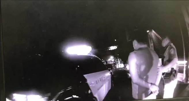 37岁杨姓男子21日凌晨拿槟榔刀闯进高雄前镇渔港某超商，男子表示如果没钱就打电话报警，叫警察过来处理，店员赶紧报警。(翻摄照片／刘宥廷高雄传真)