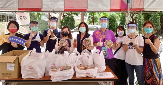 台中新光三越美丽的柜姐们21日赠送爱心便当到西屯国小疫苗快打站，用精致美食慰劳现场辛苦的工作人员。（西屯区公所提供）