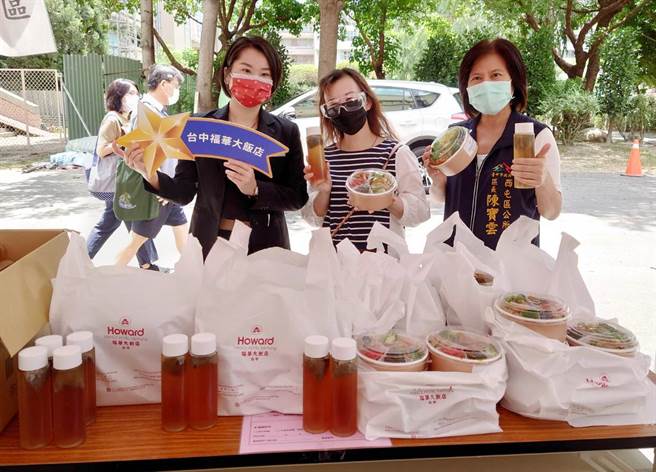 台中新光三越美丽的柜姐们21日赠送爱心便当到西屯国小疫苗快打站，用精致美食慰劳现场辛苦的工作人员。（西屯区公所提供）
