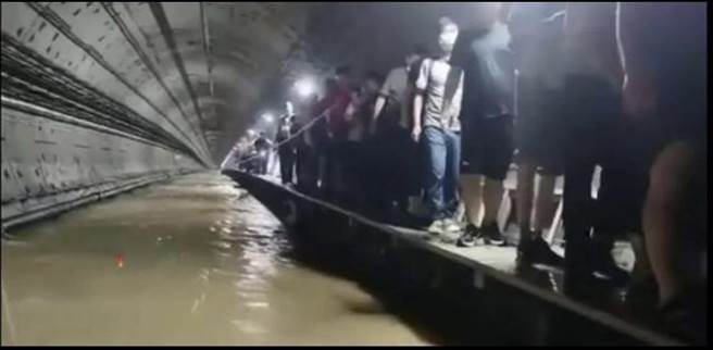河南地鐵人行道因狹窄疏散不及，乘客一度被洪水逼回車廂等待救援。(取自網路)