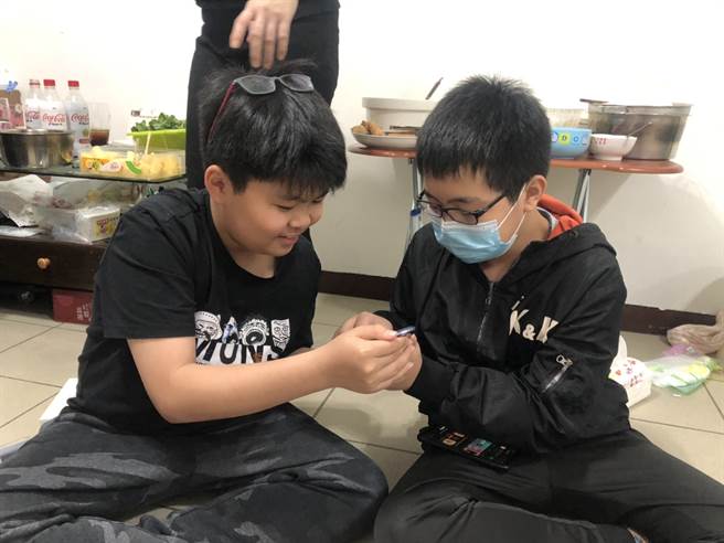 叶家明（左）与吕宜昌（右）合拍微电影「你好，我是衔转生」！