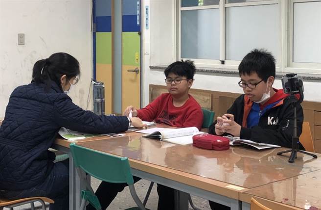 叶家明（中）与吕宜昌（右）努力融入臺湾生活，并开启拍片的兴趣。