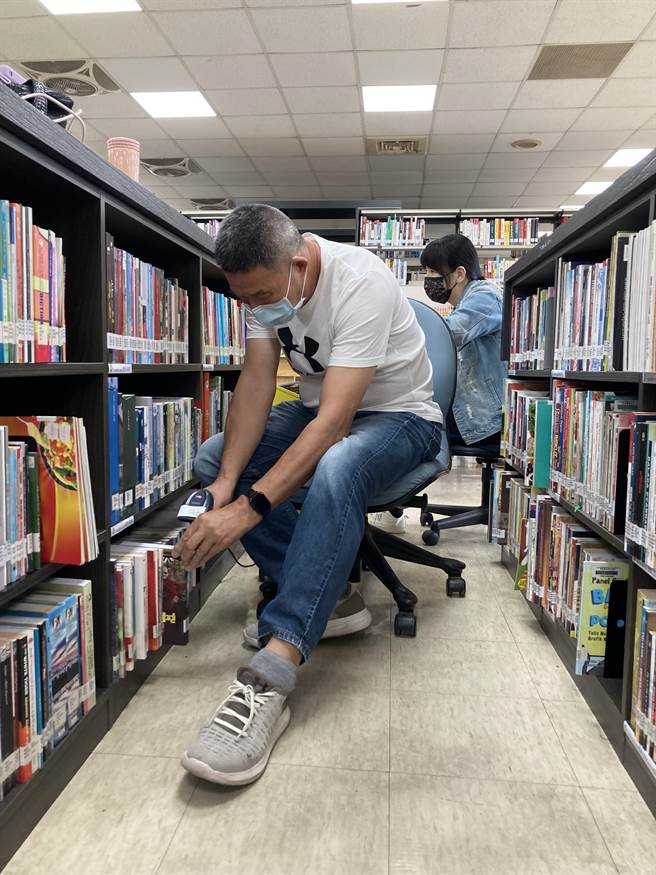 趁着三级警戒休馆，云林县府文观处立即大盘点，出动20人、花2周时间，逐本盘点18万册。（云林县府文化观光处提供）