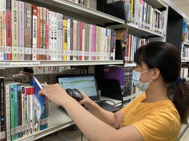 馆员带着笔电和扫描器，蹲着或席地而坐，一本一本刷，每天都找到10几本迷航的书。（文观处提供）