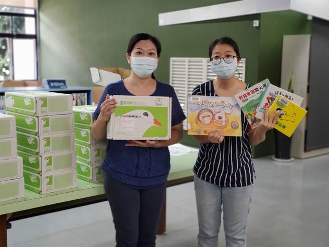 为了让书迷解馋，云林县文观处上月底推出「书箱宅急配」，接受民眾下单填写年龄、喜好，由馆员盲选、海选7本书，免费寄到家，收到的人像收到陌生礼物一样开心。（周丽兰摄）