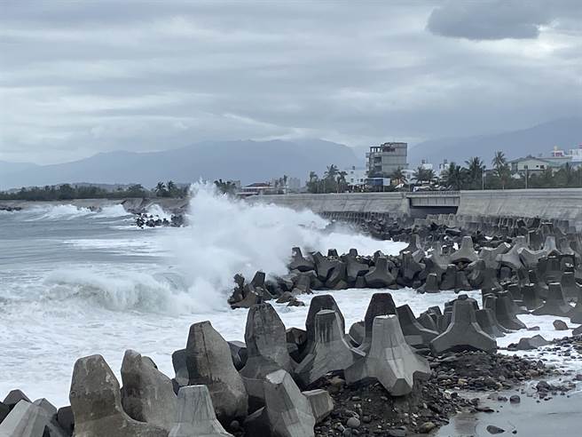 中颱烟花逼近台湾，台东及离岛21日出现逾3米长浪。（蔡旻妤摄）