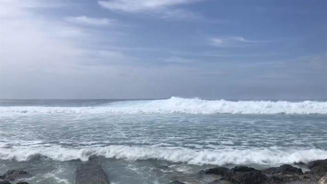 中颱烟花逼近台湾，台东及离岛21日出现逾3米长浪。（蔡旻妤摄）