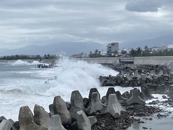 中颱烟花逼近台湾，台东及离岛21日出现逾3米长浪。（蔡旻妤摄）