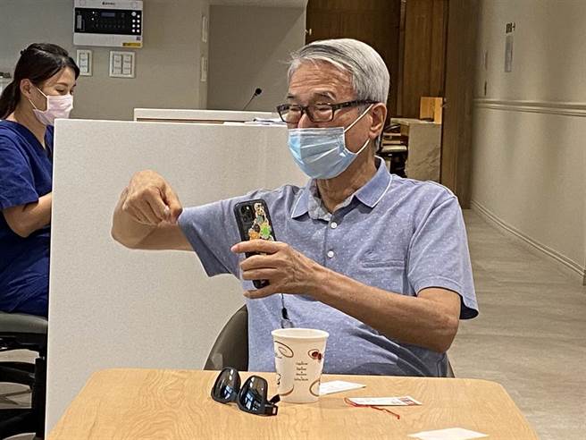 新光人寿慈善基金会董事长吴东进说明推动高品质健检的理念。（林志成摄）