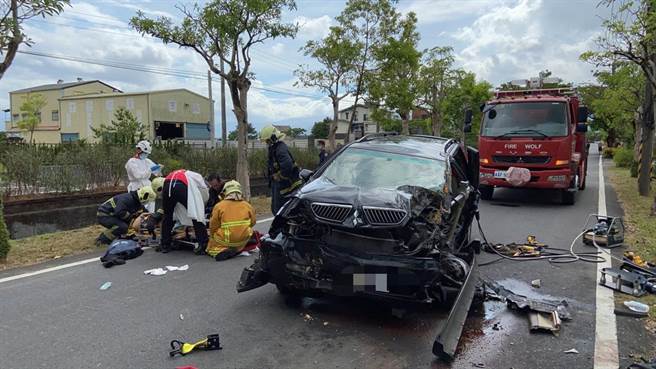 宜兰市清华路发生自小客车与小货车对撞事故，自小客车内有3人受伤送医。（警方提供／李忠一宜兰传真）