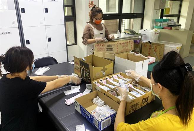 疫情暴發以來，創世台東院收入銳減，連發票的捐贈也短少，中獎金額比去年少5成。（創世台東院提供／莊哲權台東傳真）