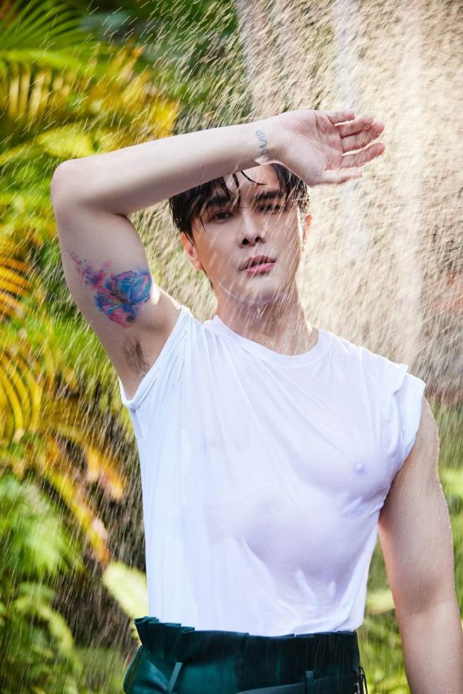 谢佳见写真书湿身秀。（艺和创艺提供）