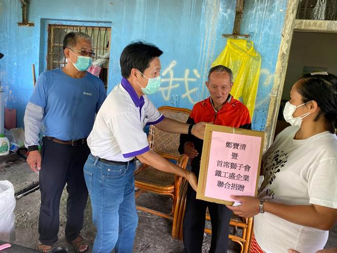 前立委郑宝清21日与桃园市復兴区奎辉里里长谢黄芳及民间社团携手送爱。(郑宝清提供)