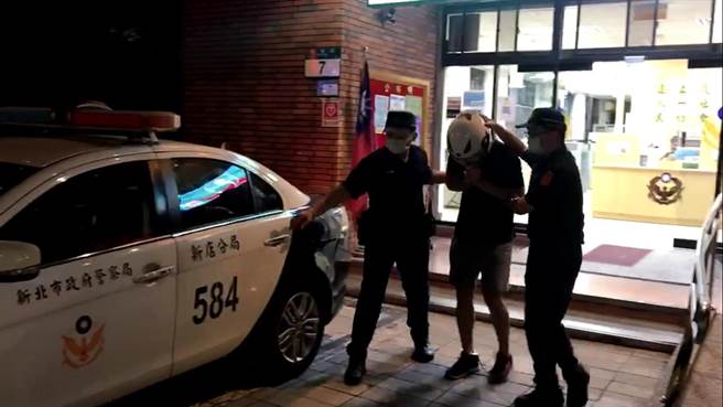 谭姓男子涉嫌偷拍女子裙底，警方依法移送。（翻摄画面）