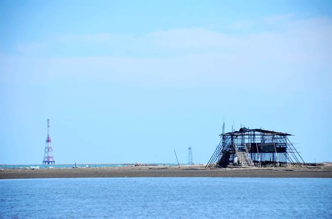 外伞顶洲接近嘉义县东石外海处，近年来沙滩不断流失且往南漂移，有「移动国土」之称。（本报资料照）