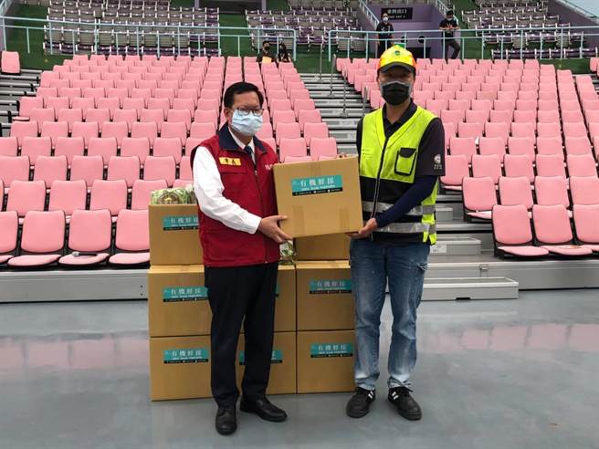 ▲感于疫情期间消毒同仁辛劳，桃园市长郑文灿21日特别颁赠「蔬菜箱」慰劳环保局清洁队消毒人员，期望为消毒人员补充能量。（桃园环保局提供／萧灵玺桃园传真）