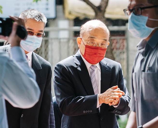 行政院長蘇貞昌（前中）21日前往刑事局視察掃黑緝毒成果，針對東京奧運中華代表團艙等風波裁示，後續前往奧運的選手和教練都將搭乘商務艙，體育署不分職等，全部搭經濟艙往返。(圖/郭吉銓攝)