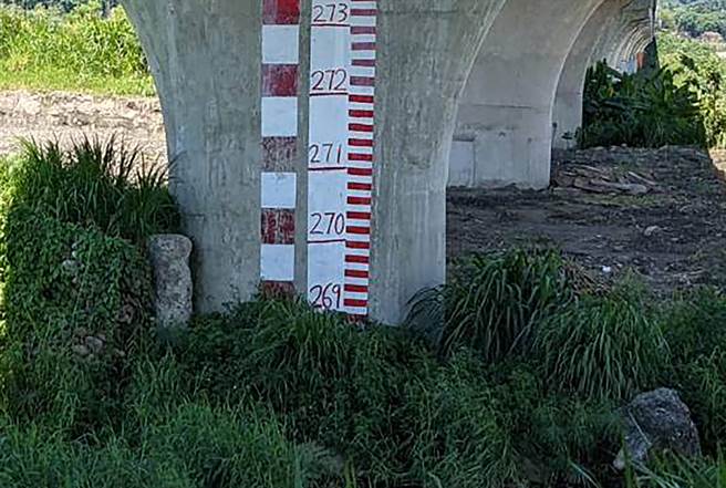 從畫在附近橋墩上的水位指示標尺來看，玉峰大橋1橋墩疑是被往下挖深2公尺。（民眾提供／黃國峰南投傳真）