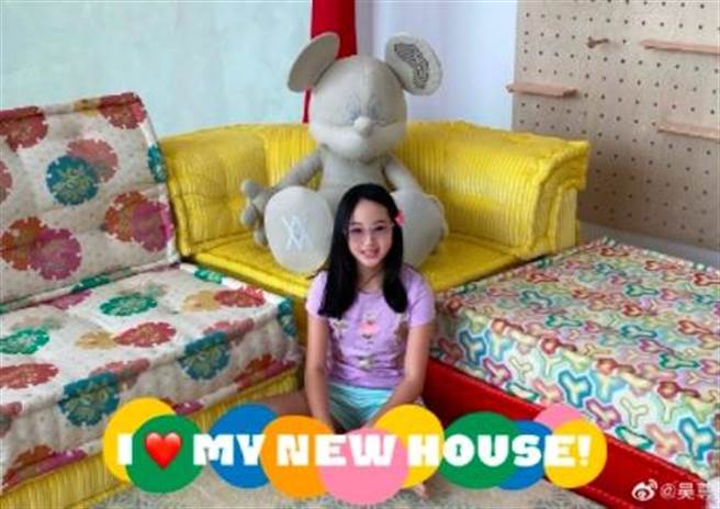 女儿neinei房间里，有一个超大型的米奇玩偶。(图/吴尊 微博)