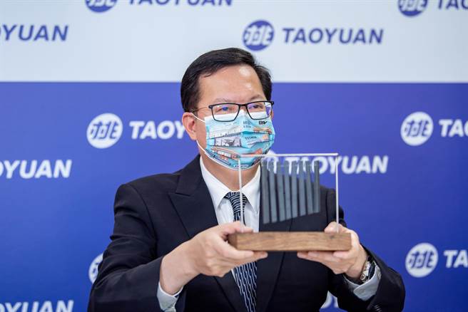 桃園市長鄭文燦21日特別和香川知事濱田惠造線上對談，除準備有兩城市特色的插畫當禮物，也感謝日本贈台AZ疫苗，濱田則回贈風鈴，相約疫後互訪。(秘書處提供／蔡依珍桃園傳真)