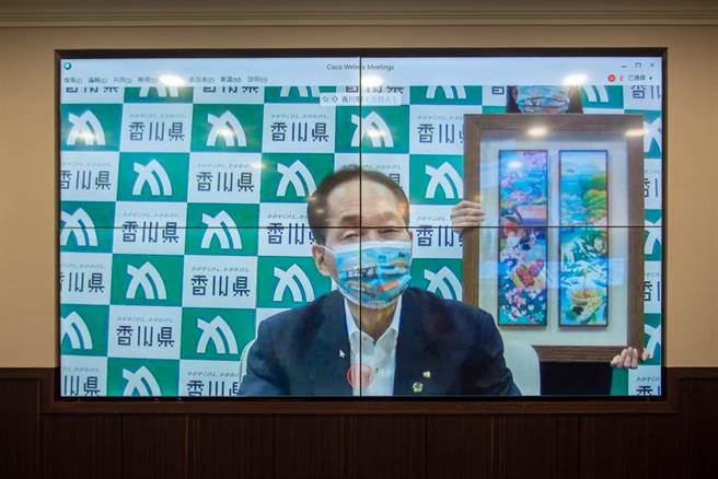 桃園市長鄭文燦21日特別和香川知事濱田惠造線上對談，除準備有兩城市特色的插畫當禮物，也感謝日本贈台AZ疫苗，濱田則回贈風鈴，相約疫後互訪。(秘書處提供／蔡依珍桃園傳真)