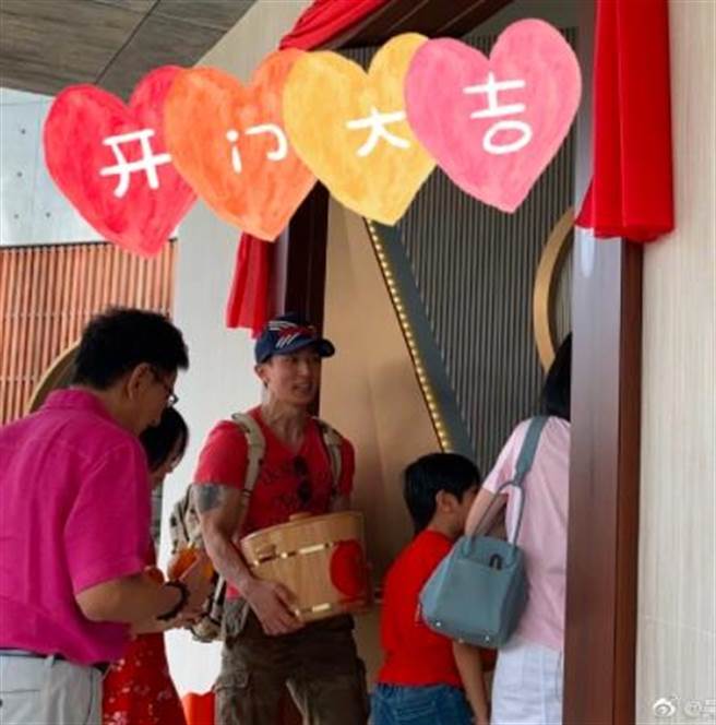 吴尊带家人来搬到新房子，家庭生活相当热闹。(图/吴尊 微博)
