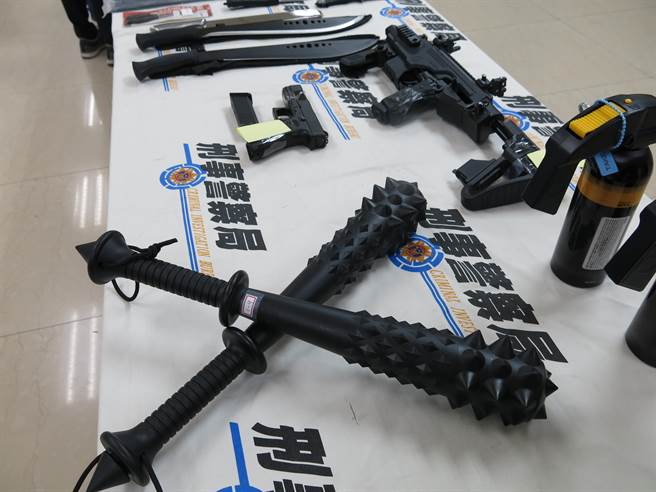 警方查扣6部涉案车辆、空气枪、开山刀、狼牙棒、辣椒水等赃证物。(翻摄照片／林郁平台北传真）