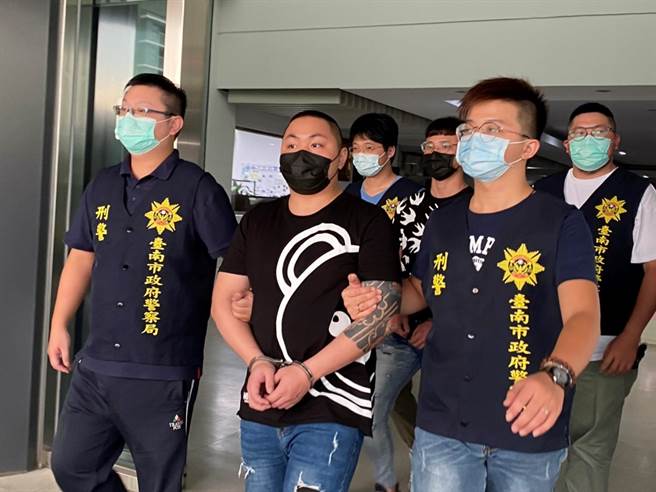 警方将竹联帮明仁会王姓男子等7人逮捕送办。(翻摄照片／林郁平台北传真）