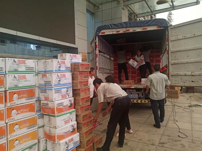 旺旺集團鄭州分公司各級主管齊上陣運送物資。（圖片由旺旺集團鄭州分公司提供）