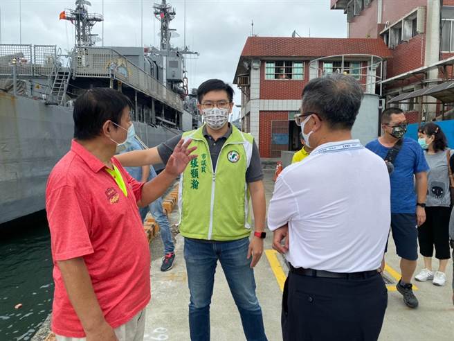 基隆市议员张颢瀚今日邀集市中心区多位里长至东四码头勘查抽水站整备工作。（基隆市议员张颢瀚提供／陈彩玲基隆传真）