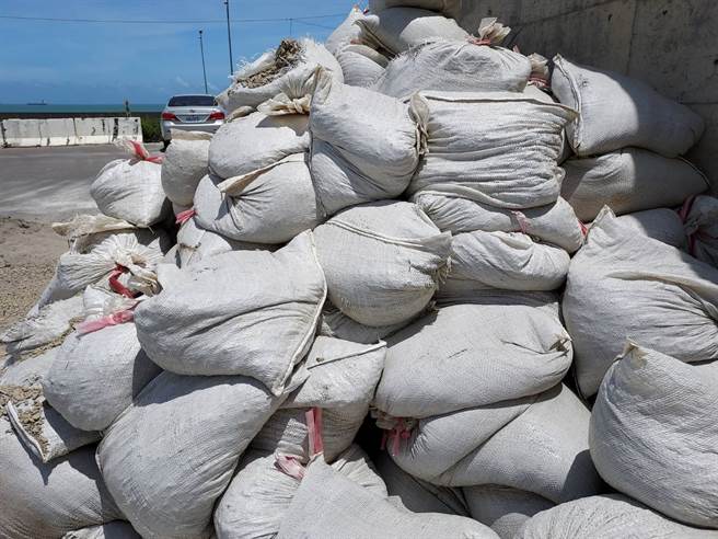 中颱烟花逐步逼近臺湾 ，林口警防颱与防疫并重提前部署。(苏育宣翻摄)