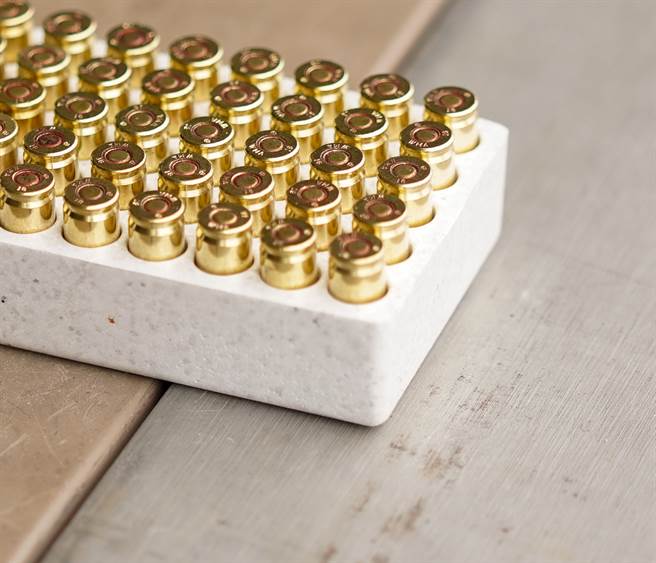 美國民眾持續搶購槍械和彈藥，讓相關廠商大賺一筆。圖為9公厘手槍彈。（圖／DVIDS）