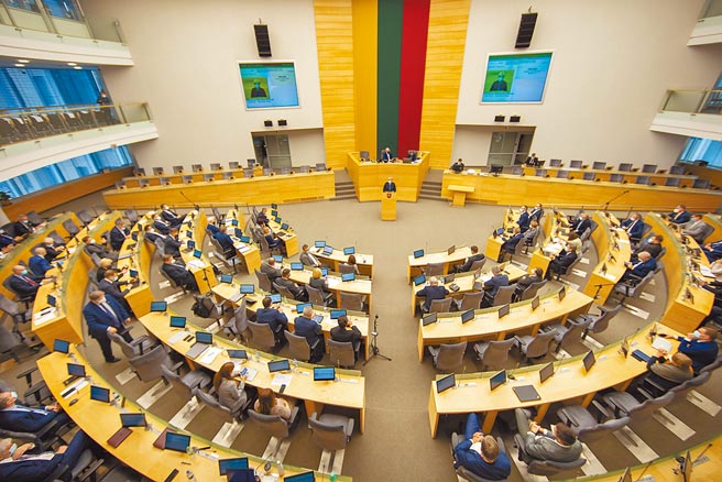 外交部长吴钊燮昨天宣布，我国将在波罗的海国家立陶宛的首都维尔纽斯设立「驻立陶宛台湾代表处」。图为立陶宛议会。（美联社）