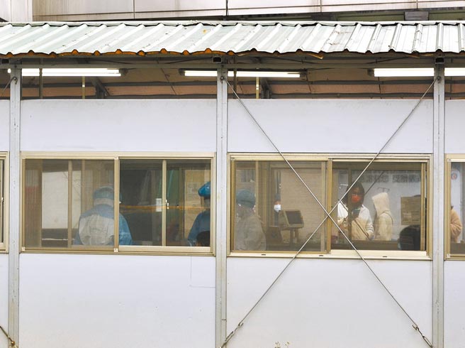 桃园市20日新增案15543为20多岁男性教练，9天住了5家旅馆，据了解同行者不只1人，桃园市卫生局紧急调查中。图为卫福部桃园医院採检作业。（赖佑维摄）