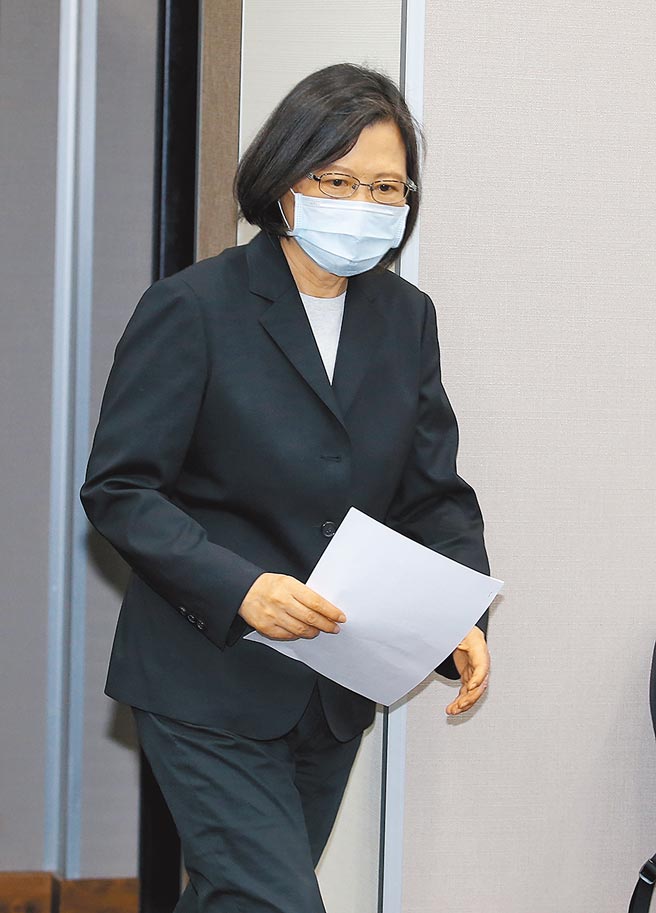 东京奥运代表队搭乘经济舱事件曝光，蔡英文总统随后发文道歉，却被发现蔡总统IG一张照片露馅，再度引发网友「早就知道是坐经济舱还装无辜」热议后，该贴文就被漏夜火速删掉。（姚志平摄）