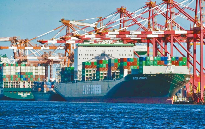 受惠原油飆漲、遠距商機、鋼價大好等助力，6月份外銷訂單攀升至537億美元，年增31％，拉出火紅的「連16紅」。不過，單就增幅分析，卻是7個月來最低，經濟部展望7月接單年增率更將落到2成以下。（中央社）