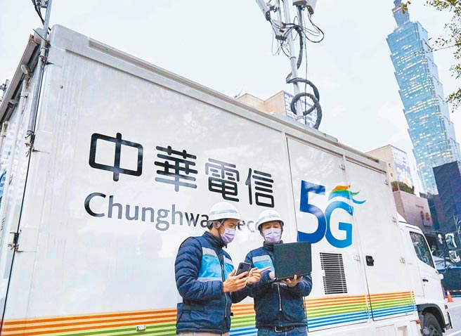 中华电信于特定室内场域提供NR2100的5G信号涵盖，上半年持续扩大户外NR3500频宽容量，全面有感提升客户5G网路体验。（本报资料照片）