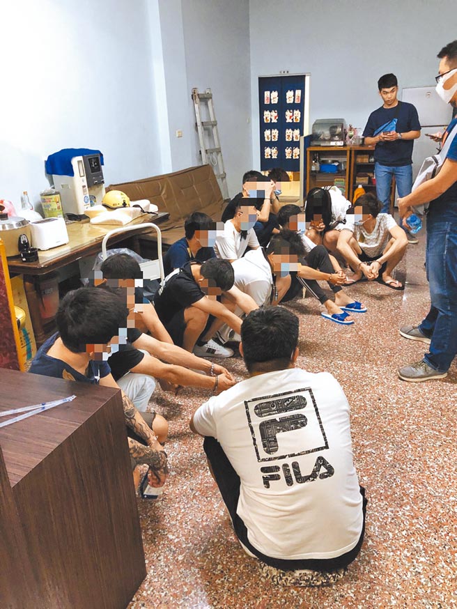 台北市刑大去年接获一名在美华裔工程师跨国视讯报案，称其连续接获假冒快递及假检警的诈骗电话，经查有跨国诈骗集团在疫情期间低价承租整栋旅馆作为诈骗机房及人员培训据点，警执行3波行动逮20嫌。（警方提供）