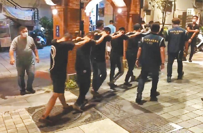 新北三峡发生26人群聚斗殴，卫生局共重罚252万元，打破三级警戒以来新北开罚的最高纪录。（三峡分局提供／蔡雯如新北传真）