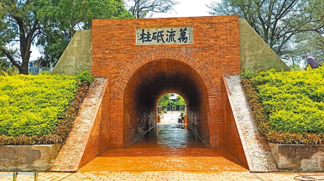 国定古蹟亿载金城145年来首度「洗澎澎」，清洗前满布脏污、青苔，洗完焕然一新。（台南市文化局提供／曹婷婷台南传真）