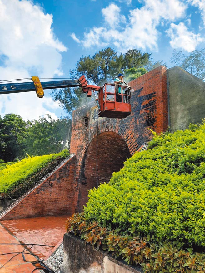 国定古蹟亿载金城145年来首度「洗澎澎」，清洗前满布脏污、青苔，洗完焕然一新。（台南市文化局提供／曹婷婷台南传真）