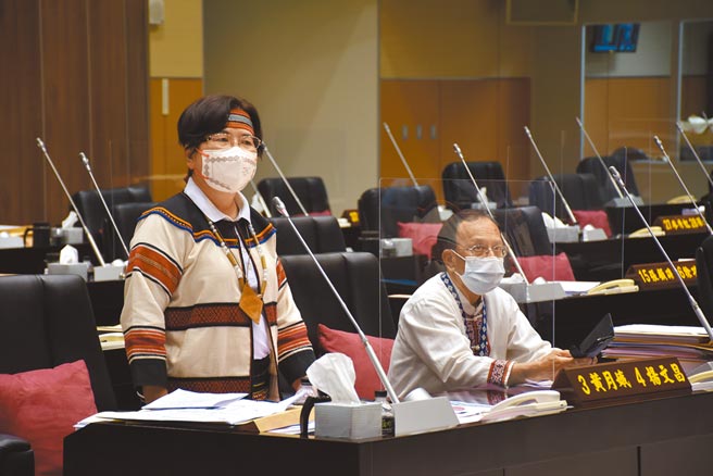 苗栗县唯2的原民县议员黄月娥及杨文昌，不满唐凤设计的网路预约系统，让原住民无法使用，20日为族人发声。（谢明俊摄）