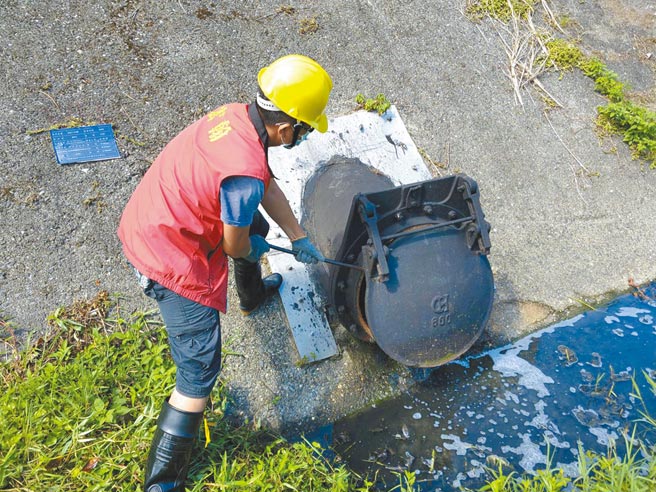 颱风可能侵袭新北，新北市府全面展开巡检清淤，为防颱准备。（新北市水利局提供／叶德正新北传真）